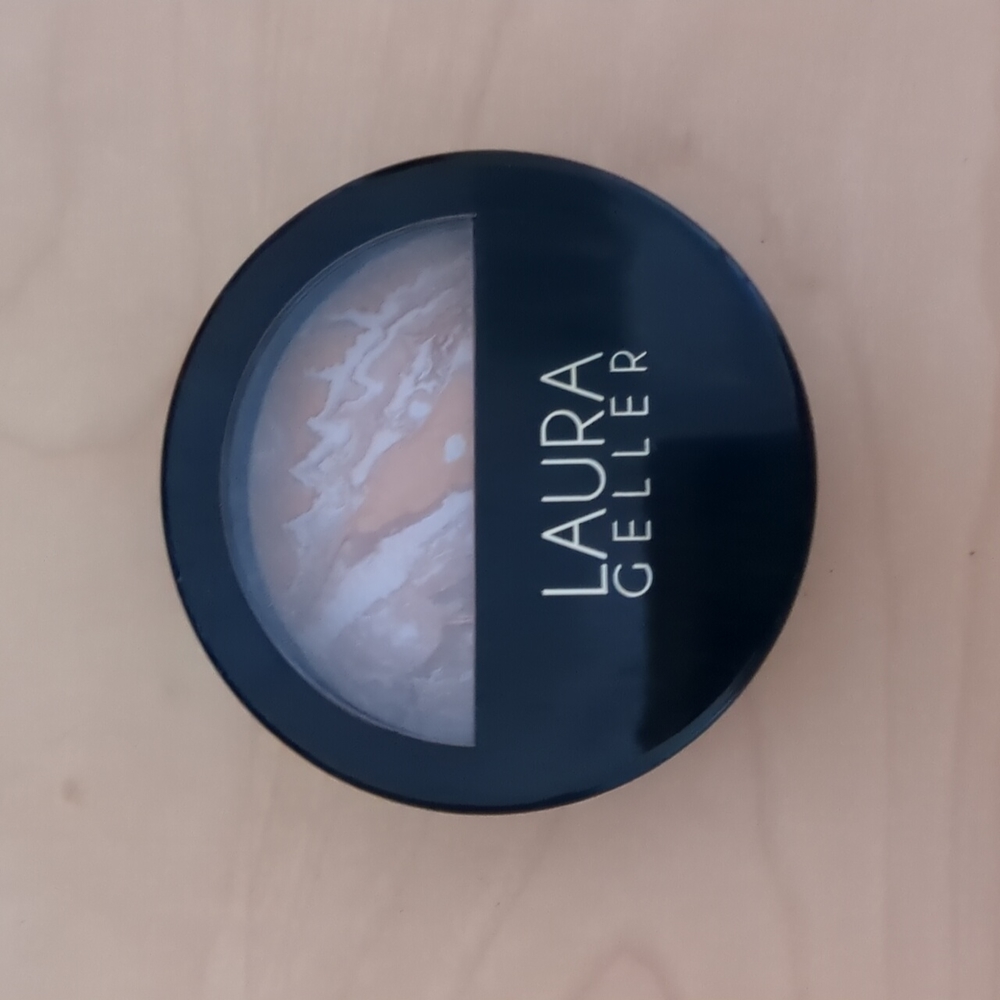 Laura Geller balance n brighten color correcting press on foundation In LIGHT